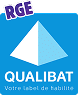 Logo QUALIBAT bleu avec mention RGE et un symbole géométrique blanc et bleu, et le slogan 'Votre label de fiabilité'.